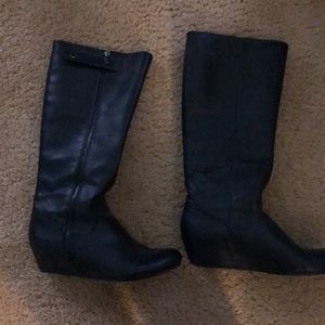 Black wedge boots